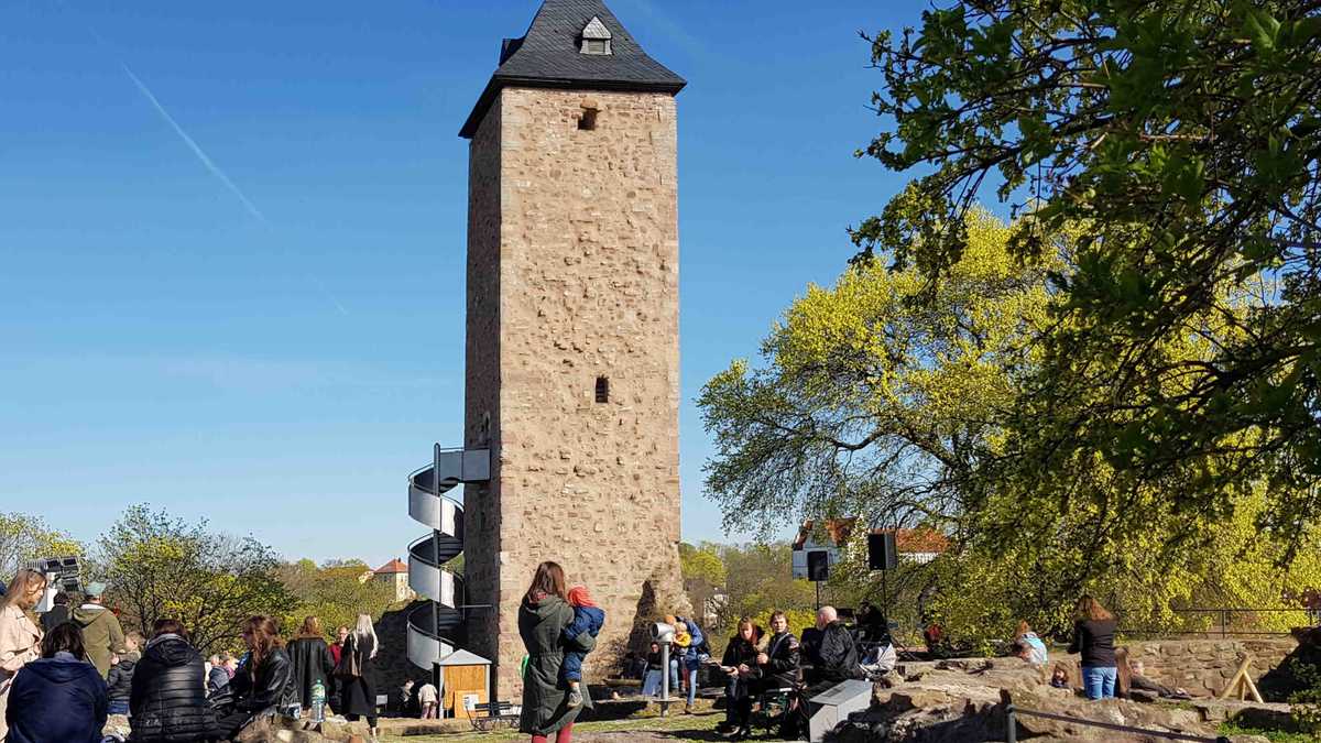 Saisoneröffnung auf der Oberburg Giebichenstein Plautau der Oberburg Giebichenstein mit Turm, Bäumen und vielen Menschen un