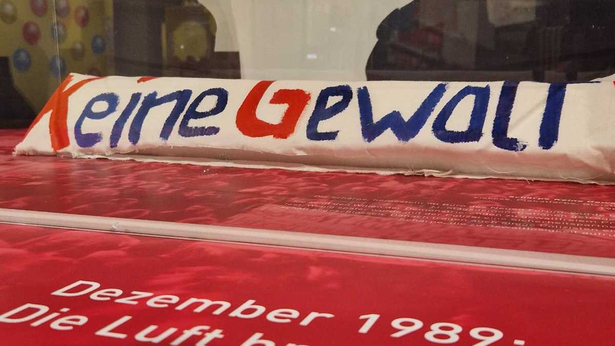Keine Gewalt mit Pinsel und Farbe handbeschriebene Schärpe mit dem Schriftzug "Keine Gewalt"