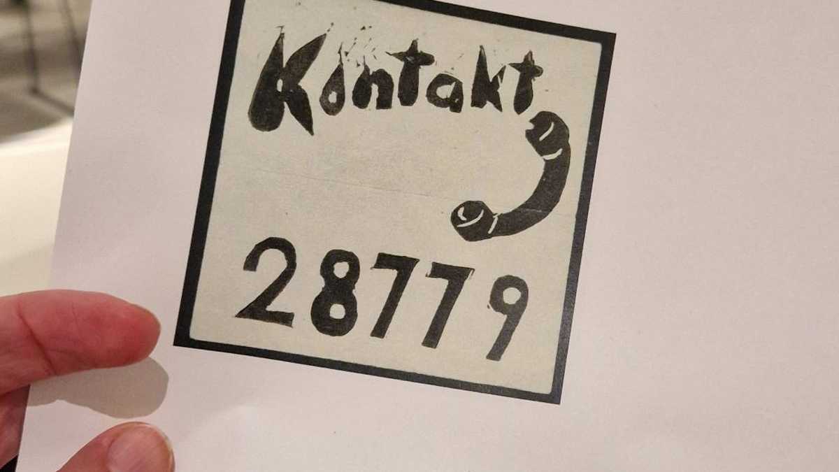 Beratungstelefon Zettel mit Telefonhörer und einer Nummer, als Linoldruck angefertigt