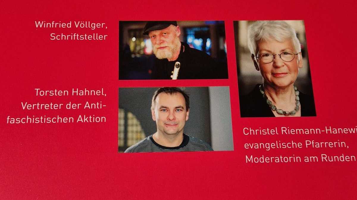 Zeitzeugen des Runden Tisches kommen zu Wort Fotos von Winfried Völker, Christel Riemann-Hanewinckel und Torsten Hahnel an der Station Runder Tisch in der Ausstellung