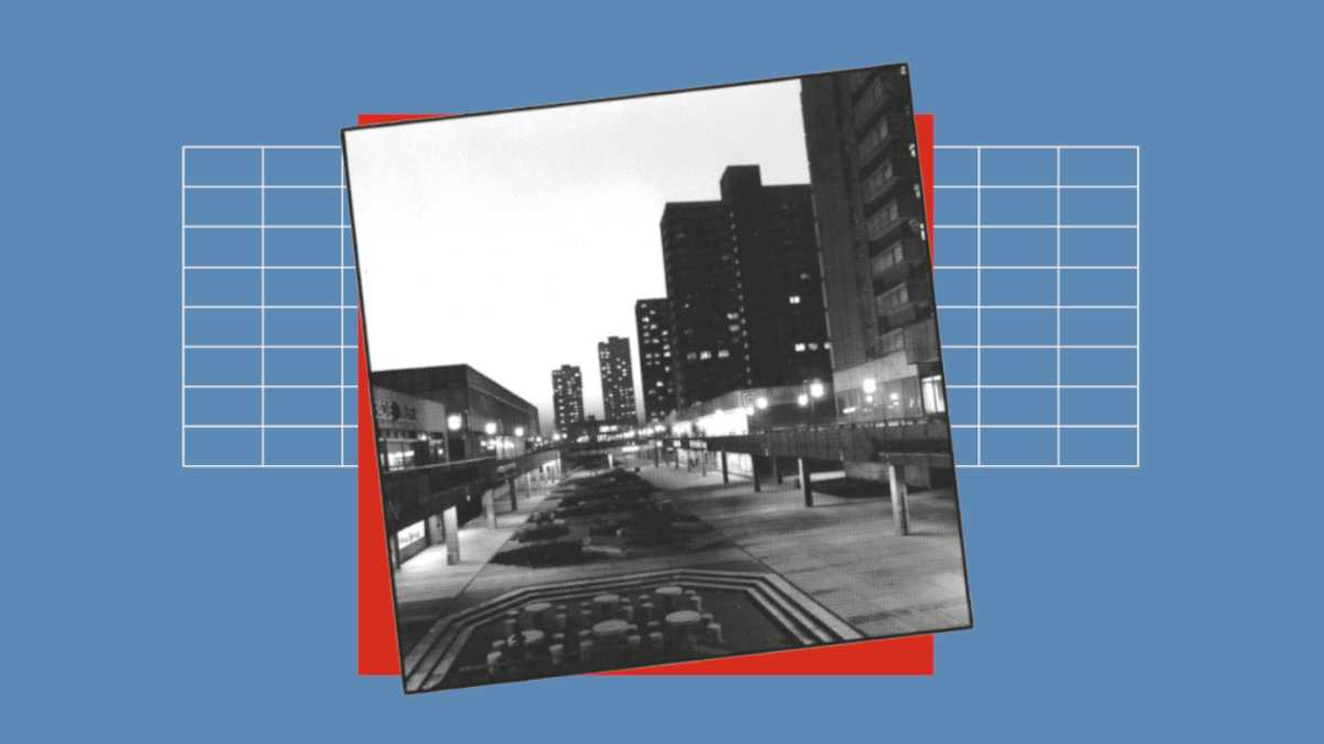 Ein quadratisches Foto in schwarz-weiß liegt leicht gedreht auf taubenblauem Hintergrund. Es zeigt die Passage in Halle-Neustadt bei Dämmerung. Hinter dem Foto ist ein Linienraster zu sehen, das an einen Plattenbau erinnert. 