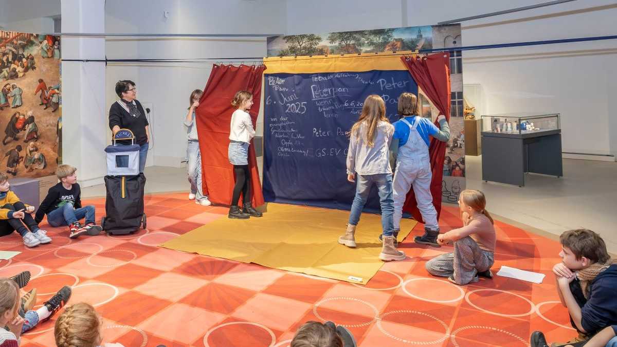 Kinder spielen mit mobiler Bühne im Stadtmuseum