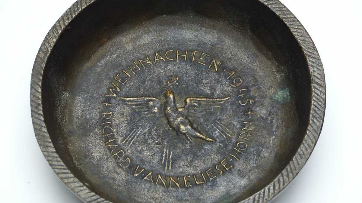 runde Schüssel mit eingeprägter Friedenstaube aus Metall