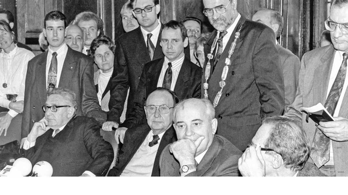 Mehrere Personen in einem Saal darunter Oberbürgermeister Klaus-Peter Rauen, der ehemalige sowjetische Präsidenten Michail Gorbatschow und der frühere US-amerikanische Außenminister Henry Kissinger.