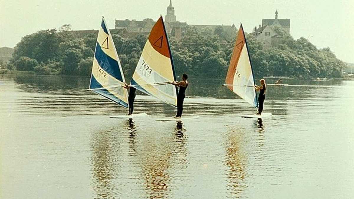 Drei Segelboote vor dem Festland auf dem Wasser