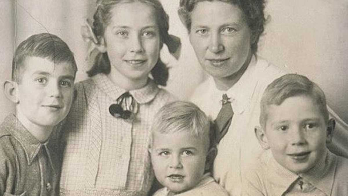 Familienfoto schwarz-weiß mit Ella Neuss und 4 Kindern