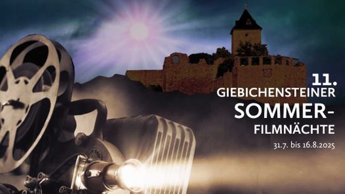 historischer Filmprojektor vor der nächtlichen Silhouette der Oberburg Giebichenstein