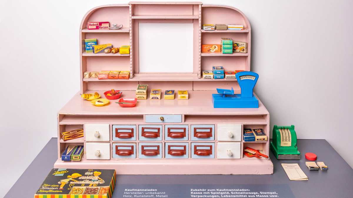Spielzeug-Kaufmannsladen aus rosa gestrichenem Holz mit vielen Verkaufsartikeln 