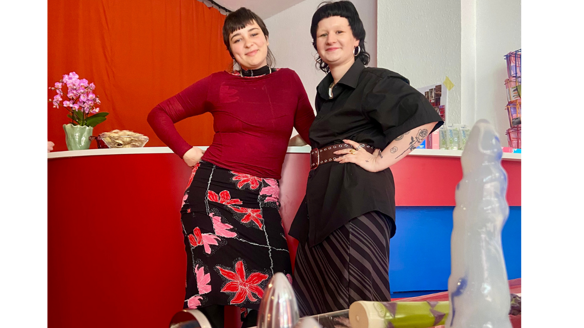  Zwei Mädchen stehen neben verschiedenen Sextoys