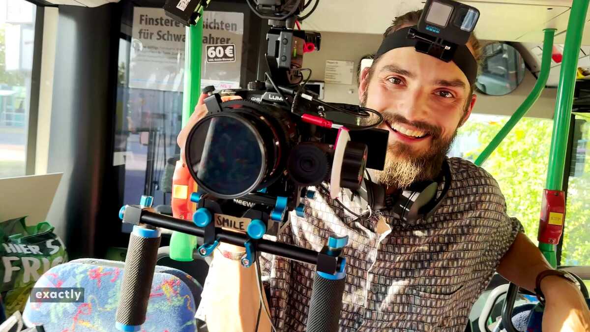 Foto von David Tautz mit Kamera bei Dreharbeiten im Bus