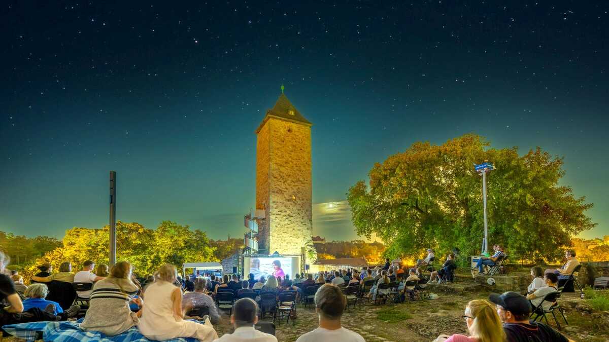 Foto vom Burgplateau während eine Kinovorstellung bei Nacht