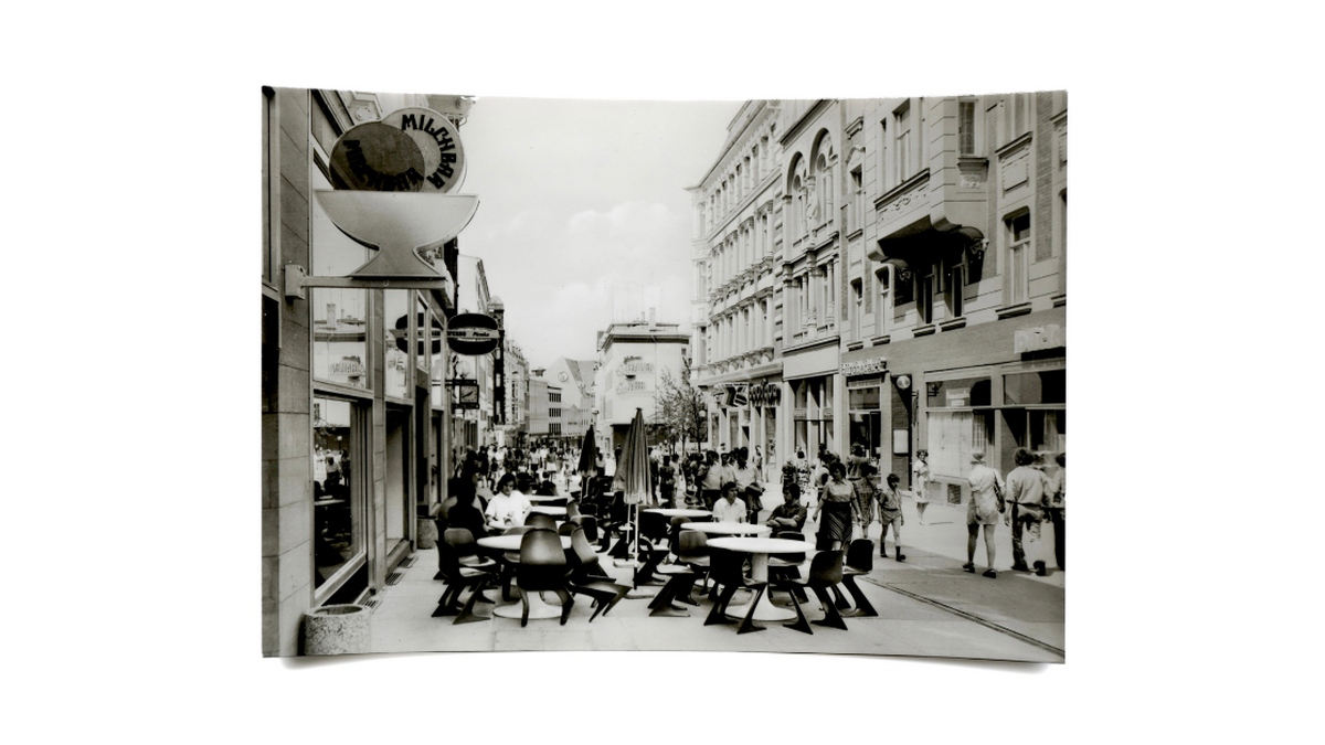Der Boulevard auf Schwarz-Weiß DDR-Ansichtskarte