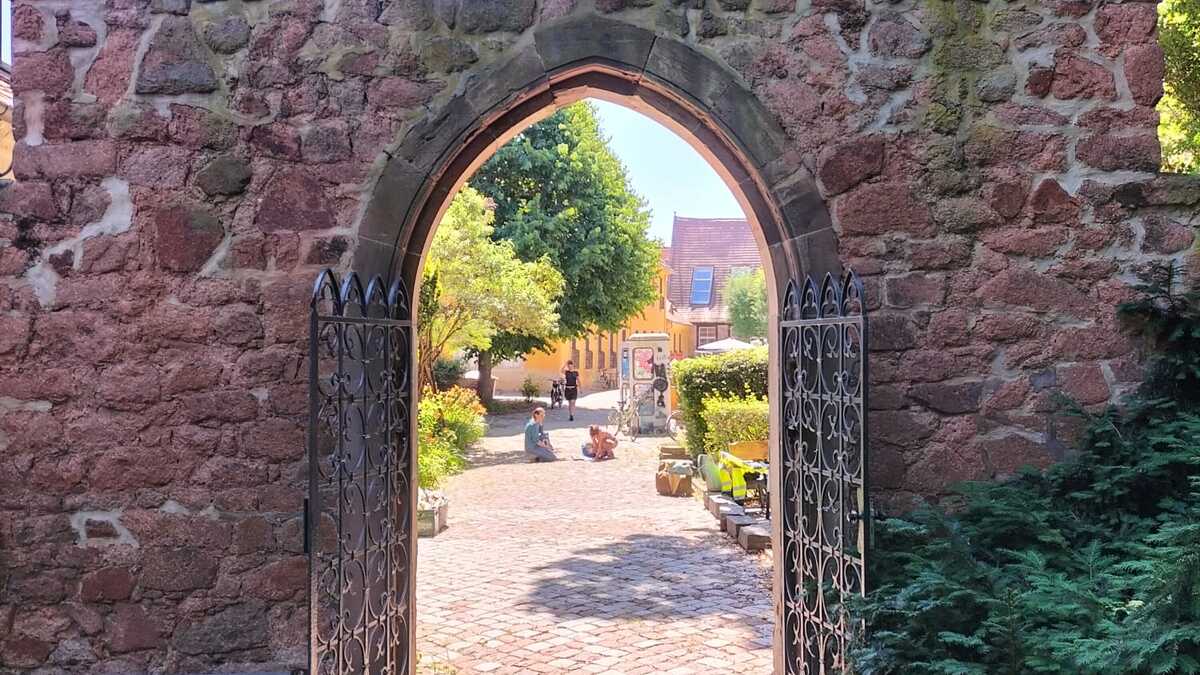 Es zeigt das geöffnete Prinzentor der Oberburg Giebichenstein, mit Blick in das Gelände der Burg Giebichenstein Kunsthochschule Halle..