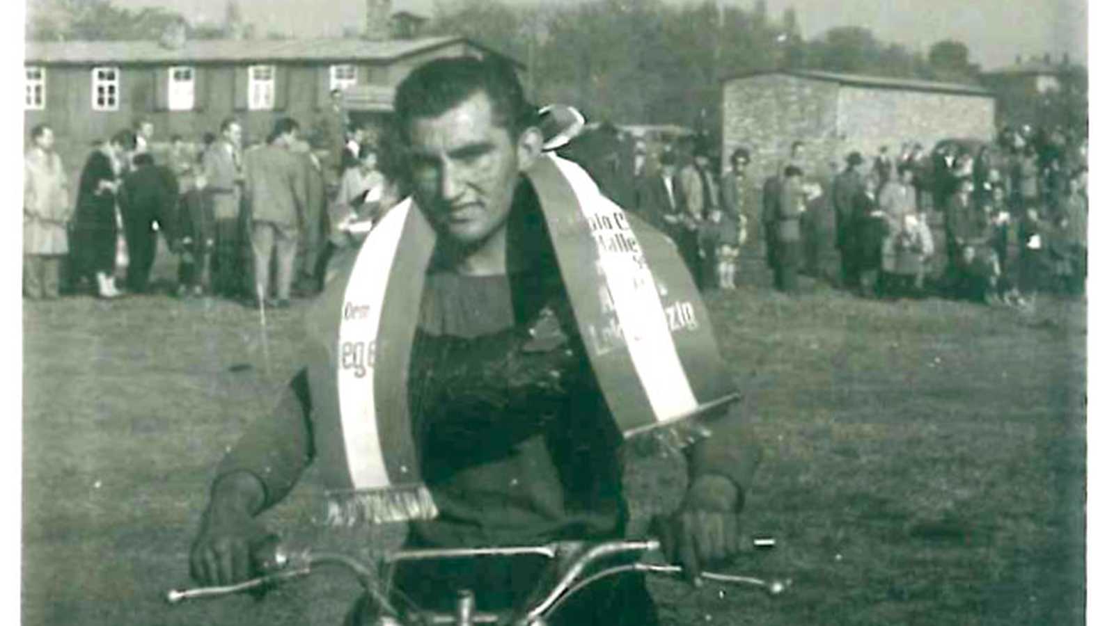 Der strahlende Sieger Martin Böhme mit Siegerkranz auf seinem Motorrad