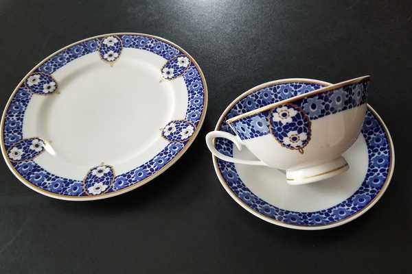 Tasse mit Untertasse und Teller im kobaldblauen Blümchendekor