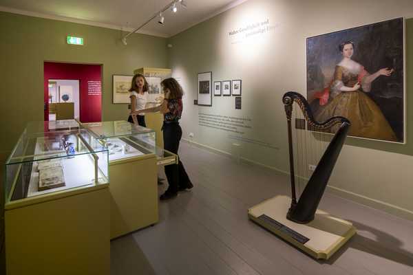 Blick auf eine Harfe und ein Gemälde in einem Ausstellungsraum