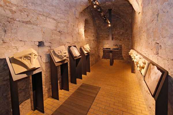 Ausstellung alter Verzierungen aus Stein im Roten Turm