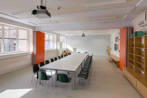 Seminarraum mit langer Tafel und Stühlen