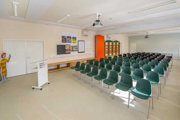 Blick in einen Seminarraum mit zahlreichen Stühlen
