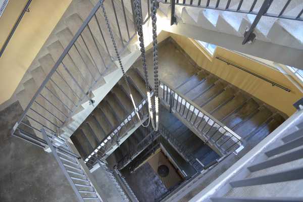 Aussicht nach unten vom oberen Teil des Treppenhauses