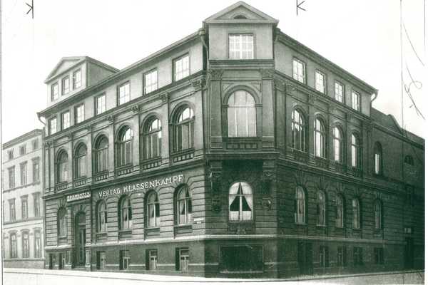 Schwarz-Weiß-Aufnahme von einem 3geschossigem Eckhaus im Gründerzeitstil, dem Verlagsgebäude Klassenkampf
