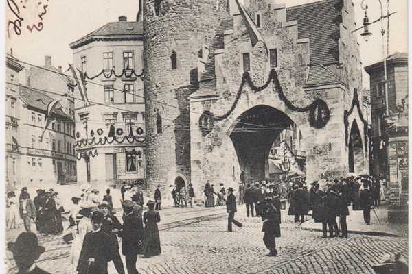 Historische Postkarte vom Leipziger Turm mit Stadttor (Galgtor). Geschmückt anlässliche des Kaiserbesuchs 1910.