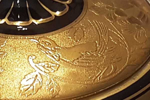 Detail Dosendeckel mit Ätzgolddekor in Form eines Vogels