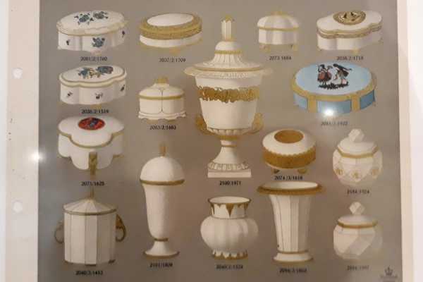 Farbdruck einer Seite aus dem Messekatalog der Beansch-Werke mit 16 Schalen und Vasen