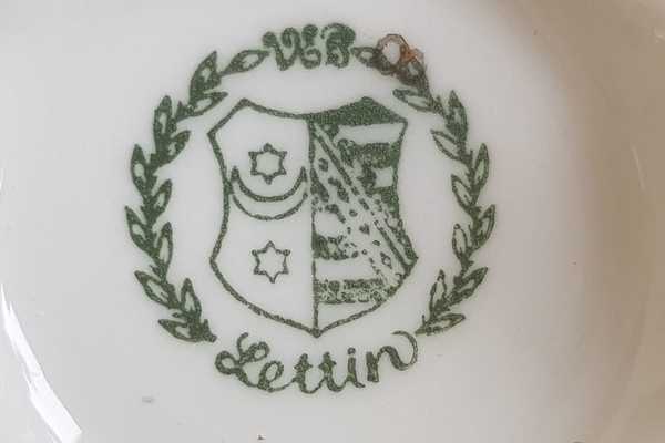 Firmenmarke mit Wappen im Lorbeerkranz und Schriftzug VEB Lettin