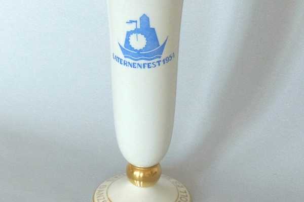 hohe schmale Vase mit Goldrand und blauem Logo des Laternenfestes 1954