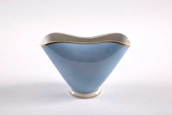hellblaue Vase mit Goldrand, unten schmal und rund, nach oben breit und flach