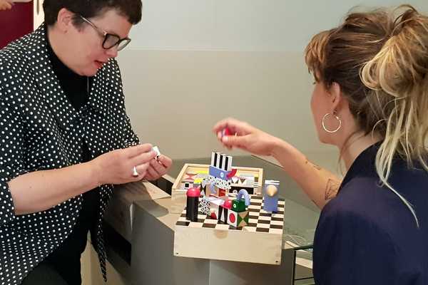 Jane Unger und Mara Niederprüm testen das Spiel "Pimpalo"