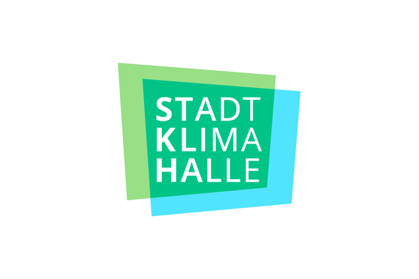 Stadtklima Halle Logo, zwei versetzte Vierecke in zwei Farben, in der Mitte der Schriftzug Stadtklima Halle