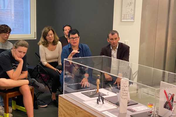Museumsdirektorin Jane Unger gibt ihr Feedback zu den Modellen.