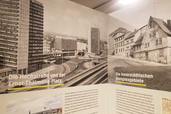 Ausstellungstafeln mit Fotos um 1980 vom Thälmannplatz und der Altstadt