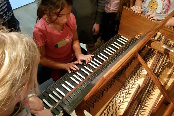 Mädchen spielt Clavichord