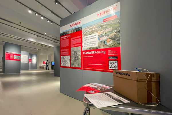 Blick in die Ausstellung auf Infotafeln zum Planwerkdialog