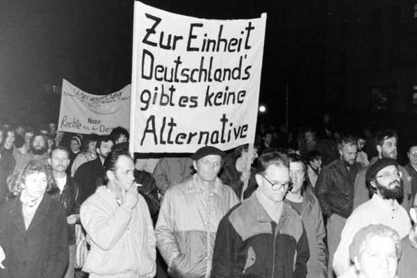 Menschen demonstrieren mit Transparent: Zur Einheit Deutschlands gibt es keine Alternative