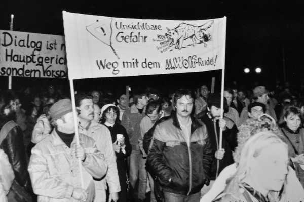 Menschen auf einer Demo tragen ein Banner mit der Aufschrift: Weg mit dem M.Wolf-Rudel!