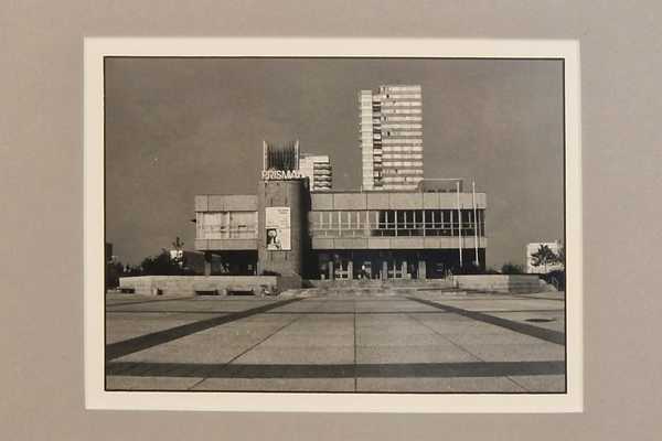 Schwarz-weiß-Foto des Kinogebäudes Prisma in Halle-Neustadt