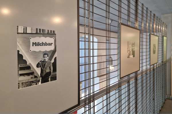 gerahmte Schwarz-Weiß-Fotos an einer Gitterwand
