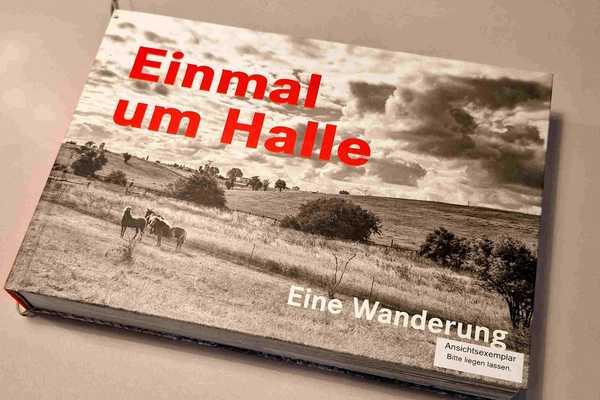 Buchtitel mit Schwarz-Weiß-Foto einer hügeligen Landschaft mit 3 Pferden, Text: Einmal um Halle - Eine Wanderung