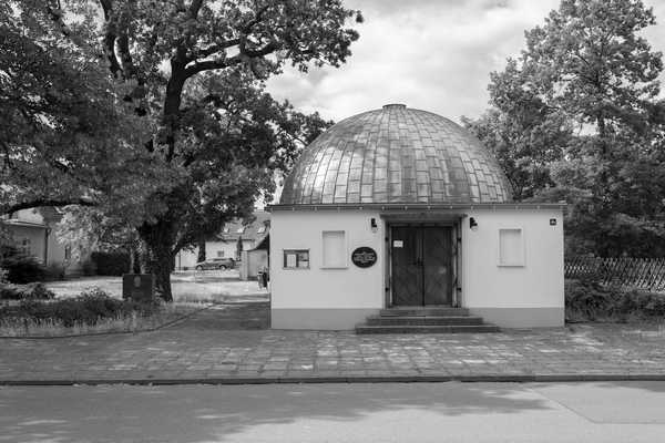 kleiner quadratischer weißer Bau mit einer metallgedeckten Kuppel