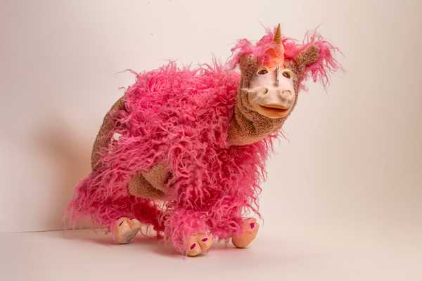 pinkfarbenes plüschiges Einhorn