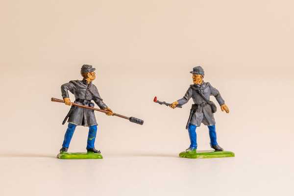 zwei Soldatenfiguren aus Kunststoff in historischen Uniformen