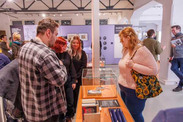 Menschen betrachten die Ausstellung „Reinhard Heydrich. Karriere und Gewalt“