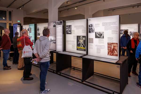 Menschen betrachten die Ausstellung „Reinhard Heydrich. Karriere und Gewalt“