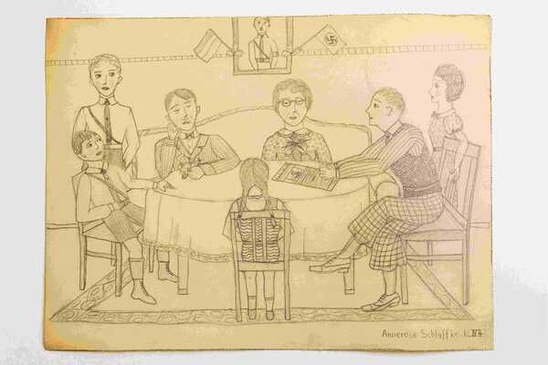 Die Zeichnung zeigt eine Familie in einem Wohnzimmer, die am einem Tisch sitzt. Zwei Jungen tragen eine Hitler-Jungen Uniform, und an der Wand hängt ein Foto mit zwei Fahnen mit faschistischen Symbolen.
