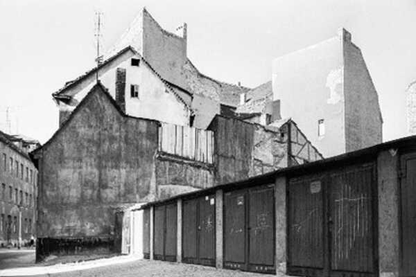 Schwarz-Weiß Foto die zeigt alte Gebäude.