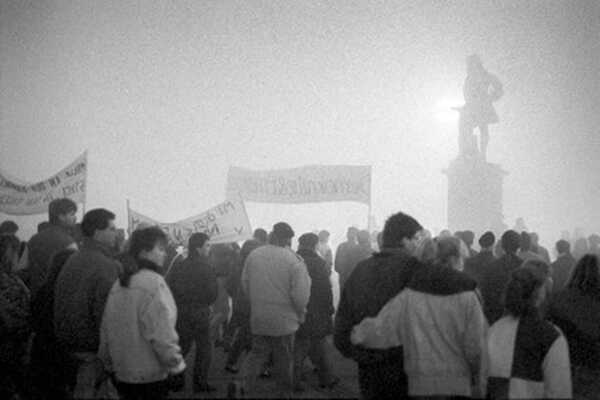 Schwarz-Weiß Foto die zeigt Demonstration des Herbstes 1989